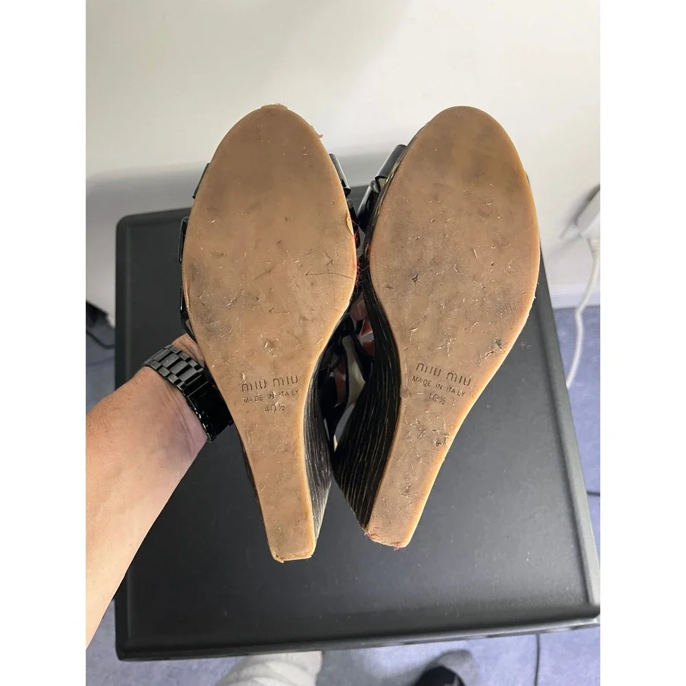 Miu Miu Sandals 10.5 IT 40.5 Boho Chic Patent Leather Carved Wood Wedge Platform